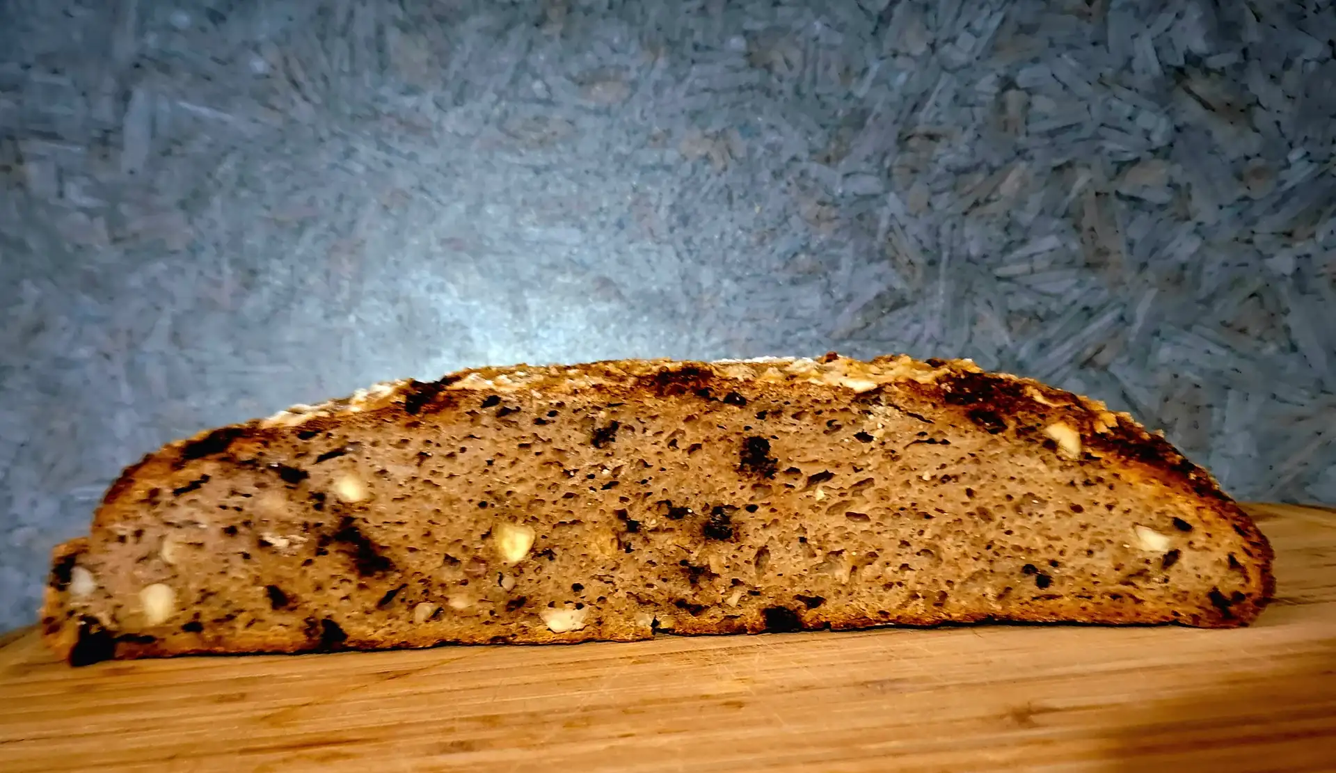 Pane tagliato su un tagliere di legno
