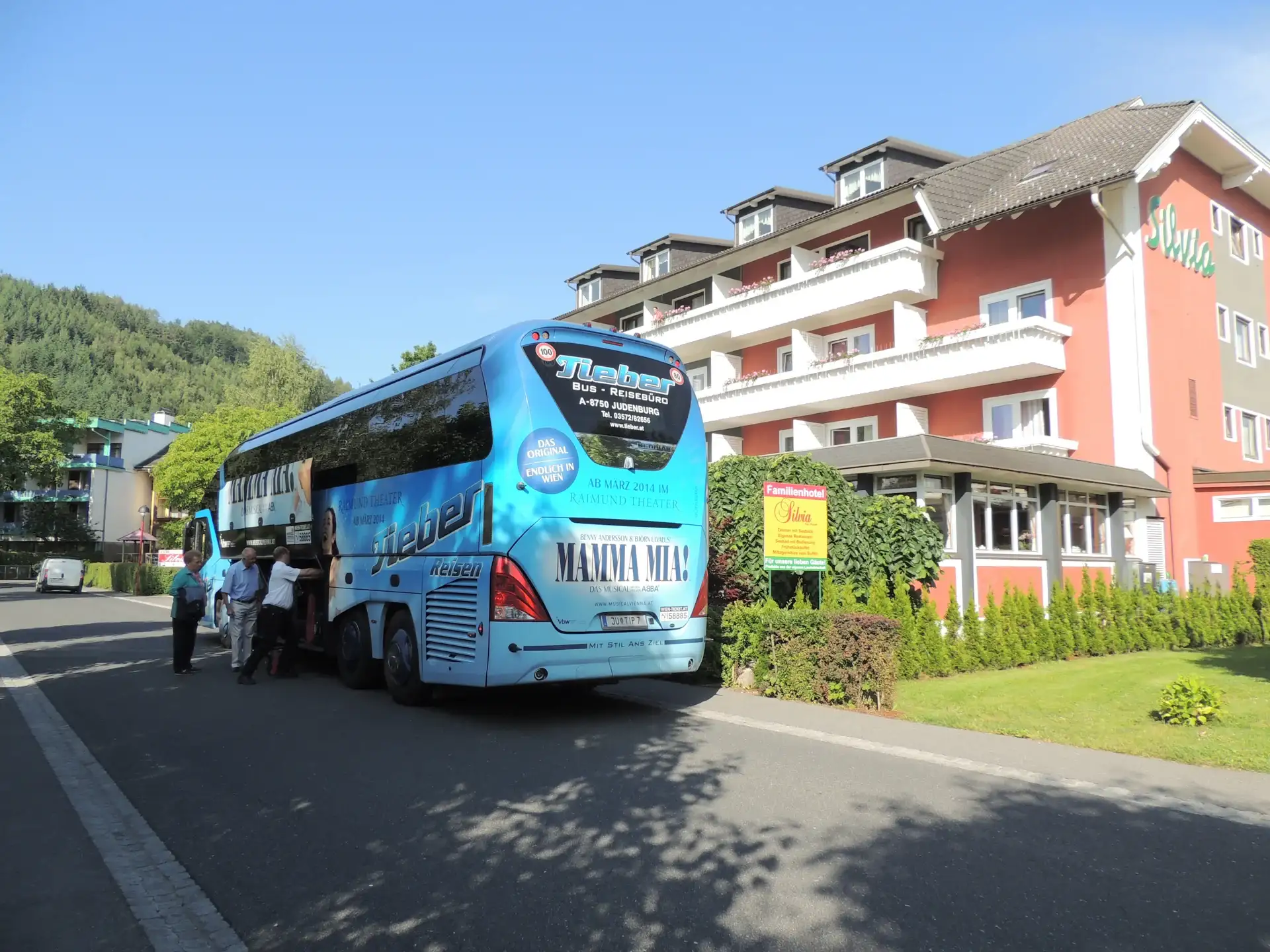 Archivaufnahme eines Reisebusses vor dem Hotel Silvia