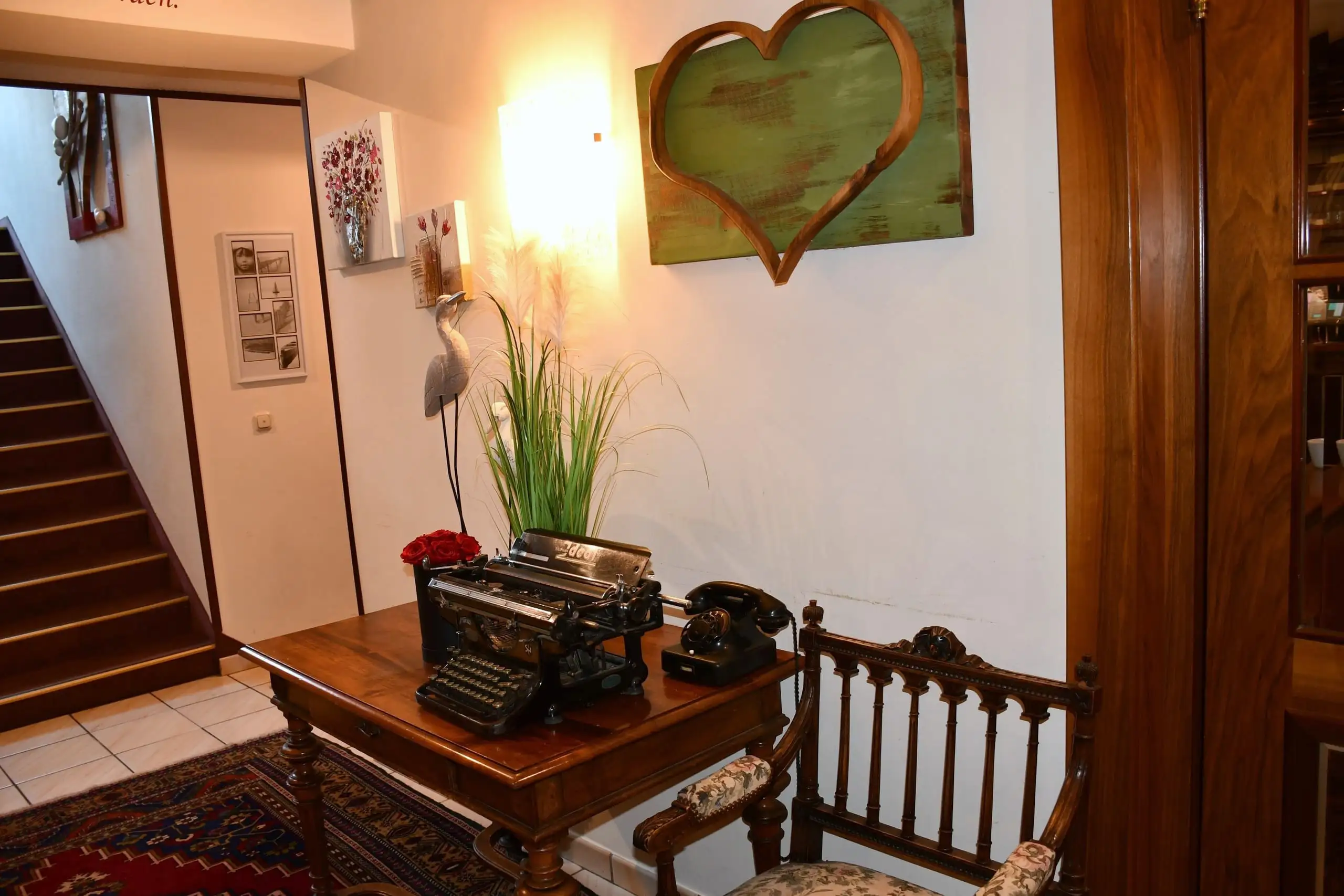 Ingresso dell’Hotel Silvia con una macchina da scrivere e un telefono d’epoca
