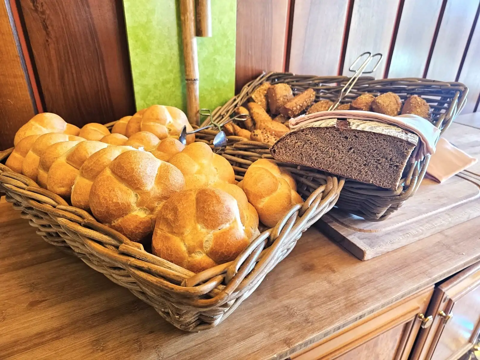 Körbe mit Brot und Gebäck am Frühstücksbuffet