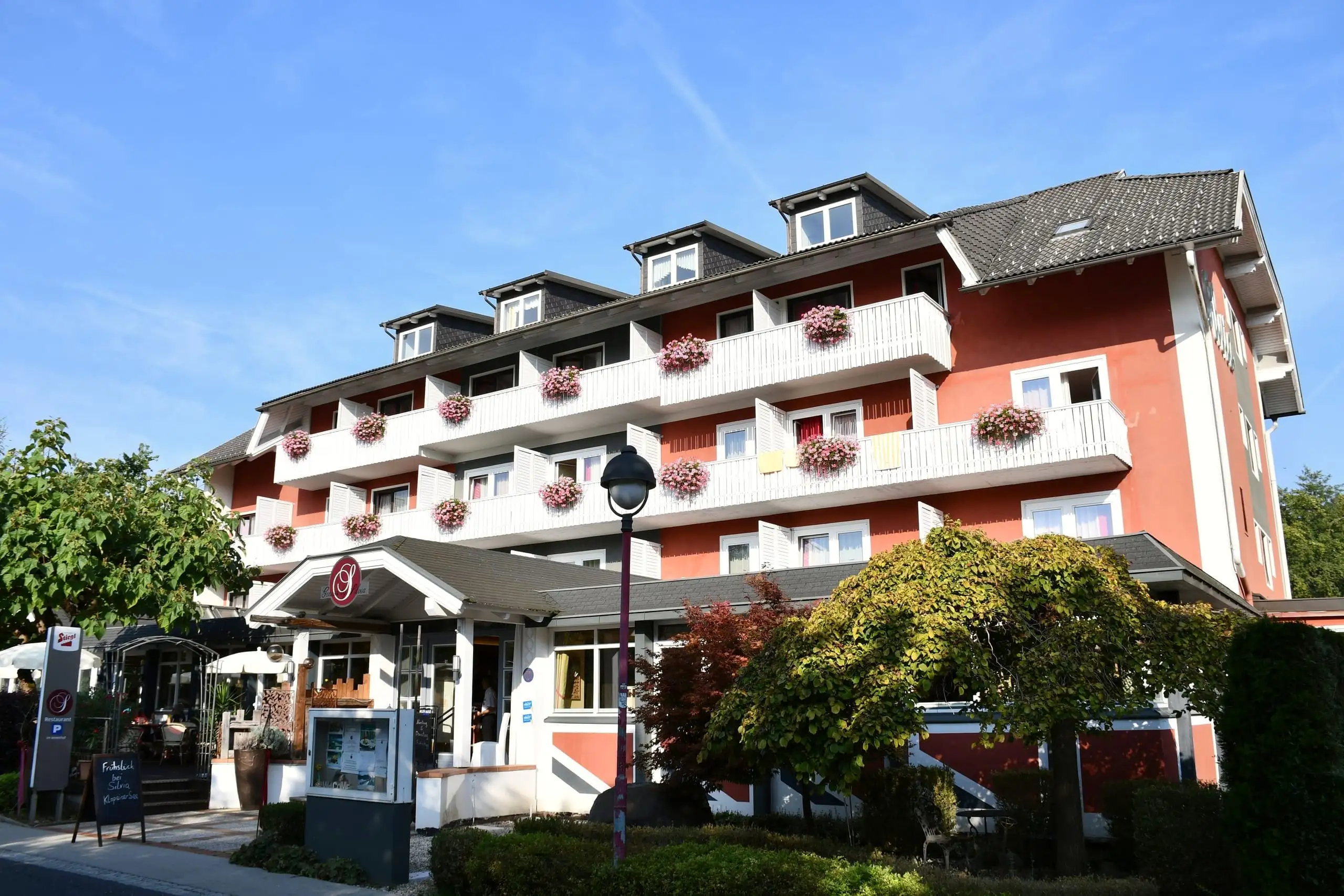 Außenansicht des Hotel Silvia mit Balkonen und Blumen