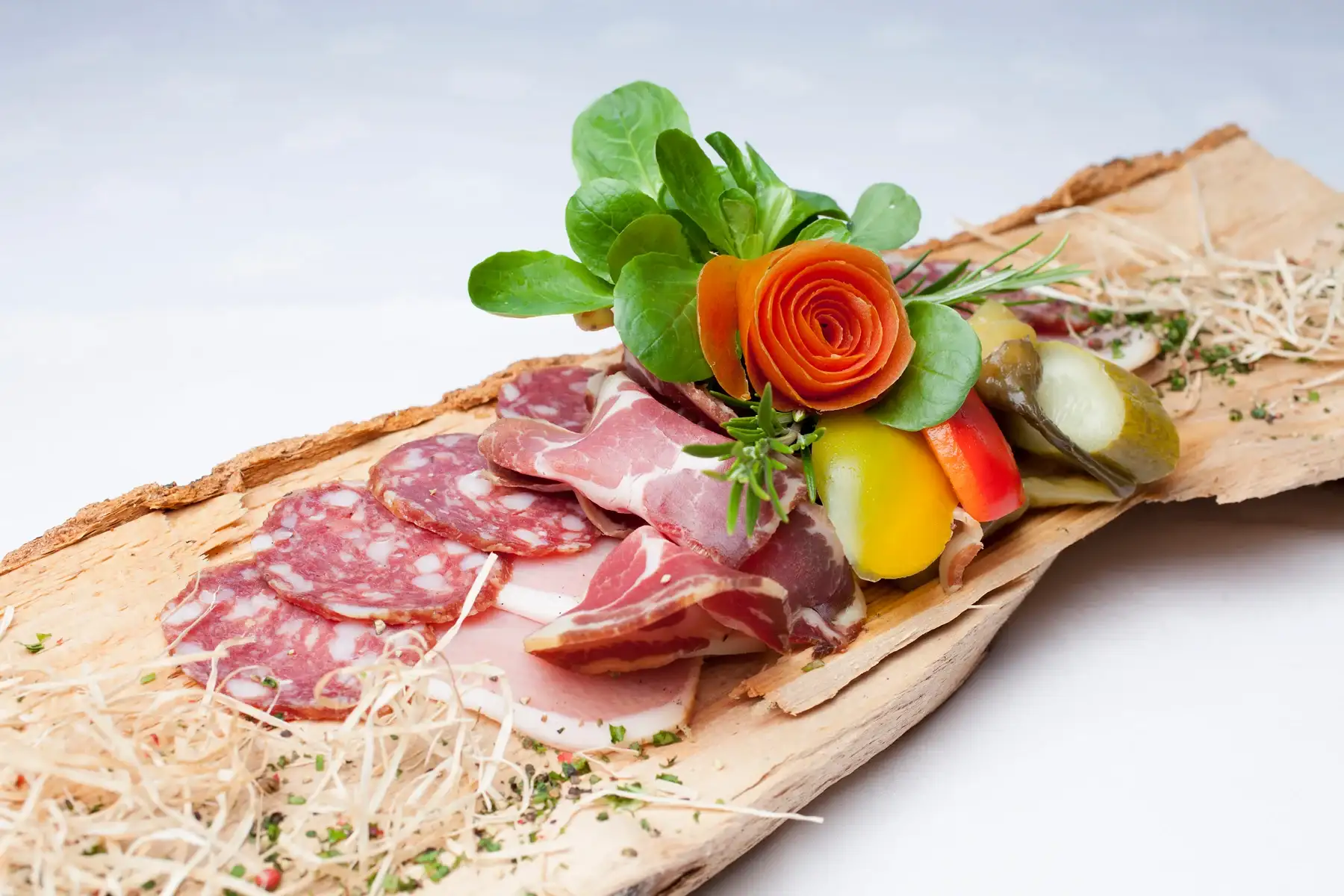 Jausenbrett mit Aufschnitt, Brot und Gemüse im Hotel Silvia