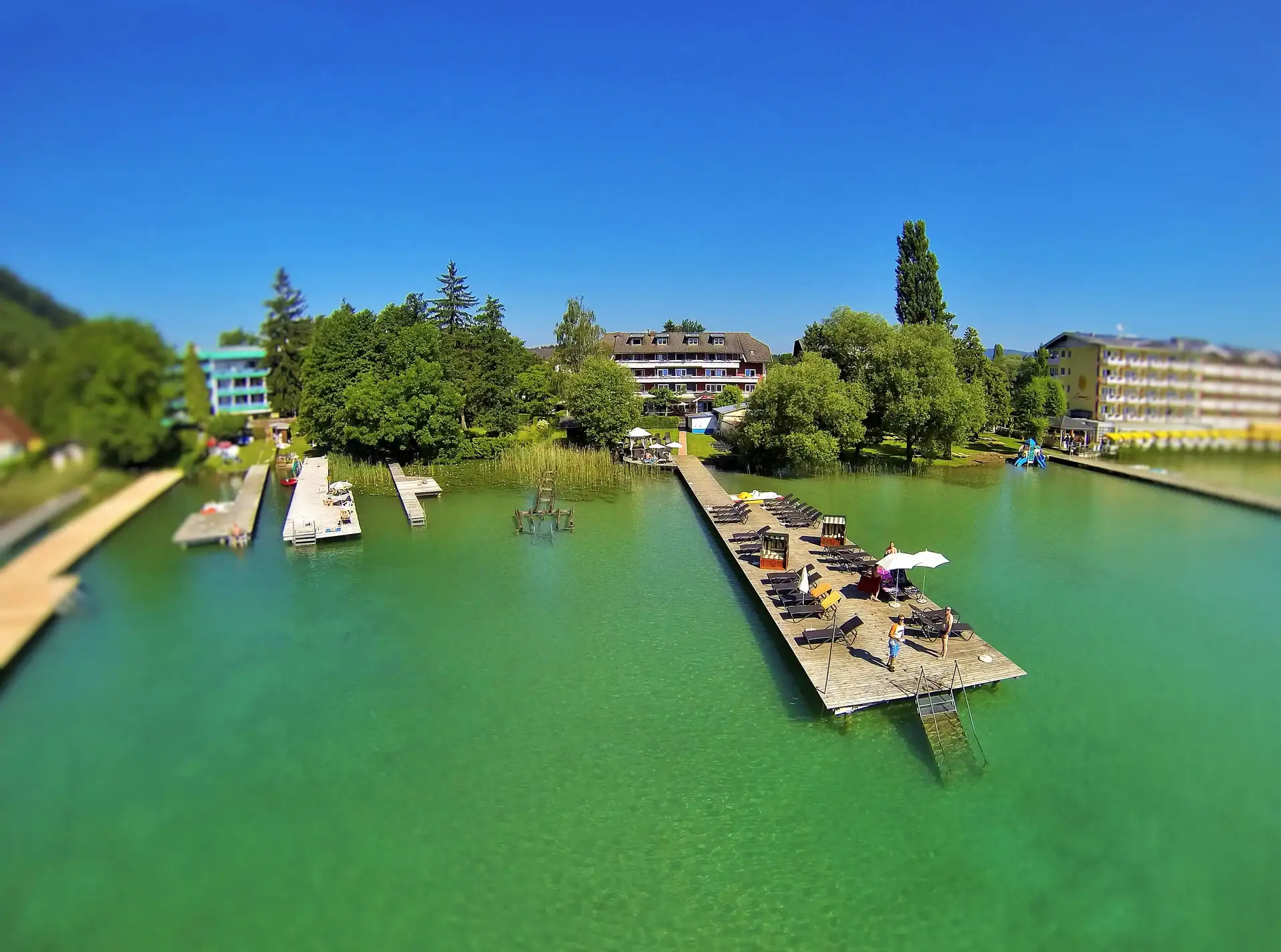 Archivluftbild des Privatstrands mit Steg und Liegewiese am Klopeinersee