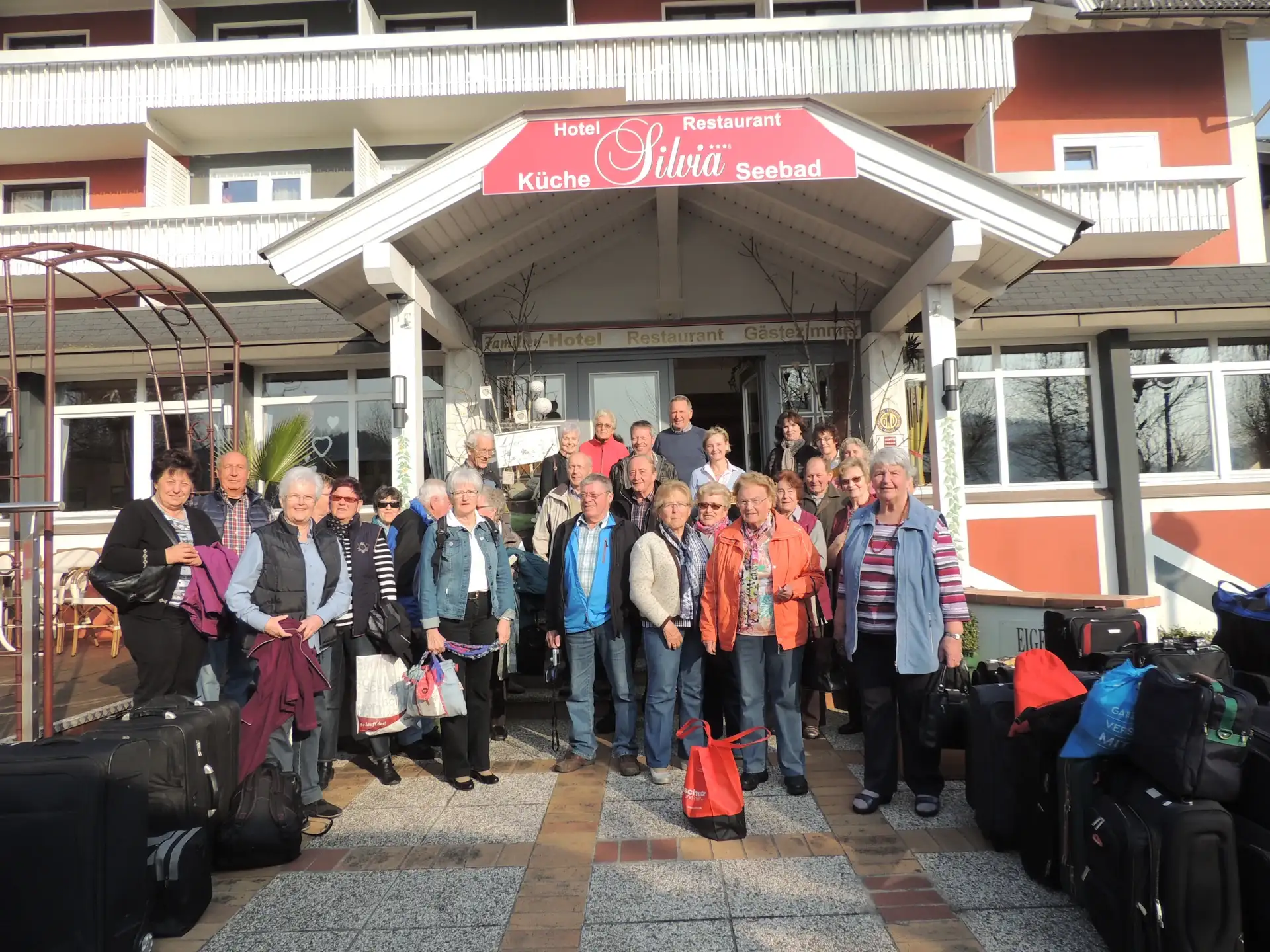 Archivaufnahme einer Reisegruppe vor dem Eingang des Hotel Silvia