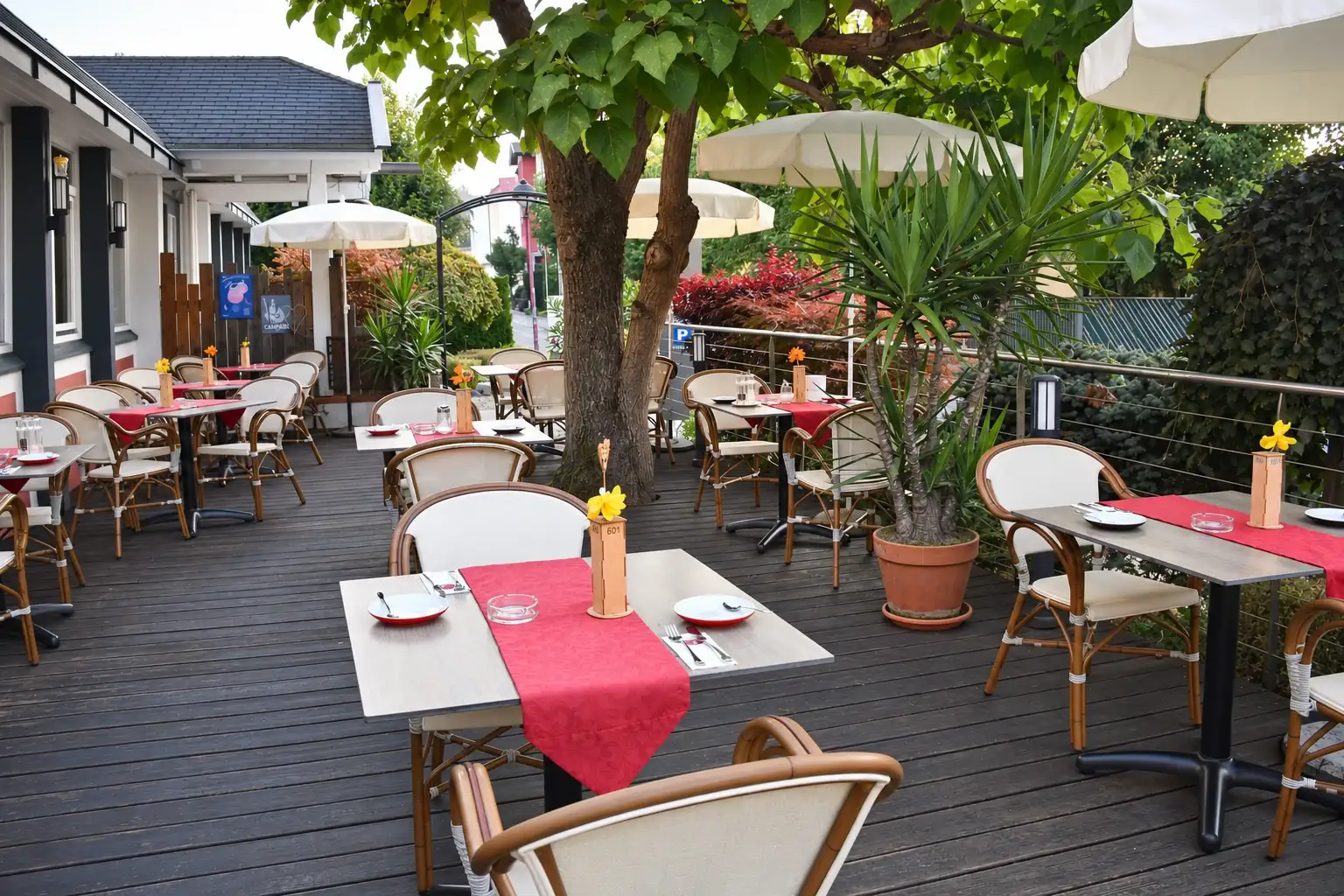 Die Restaurantterrasse mit Blick auf den See
