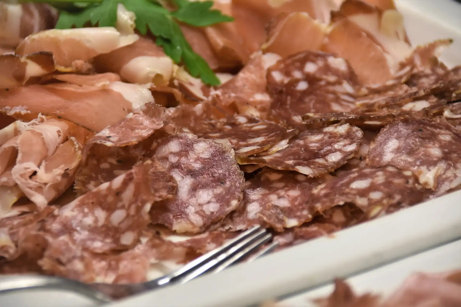 Salame a fette su un vassoio