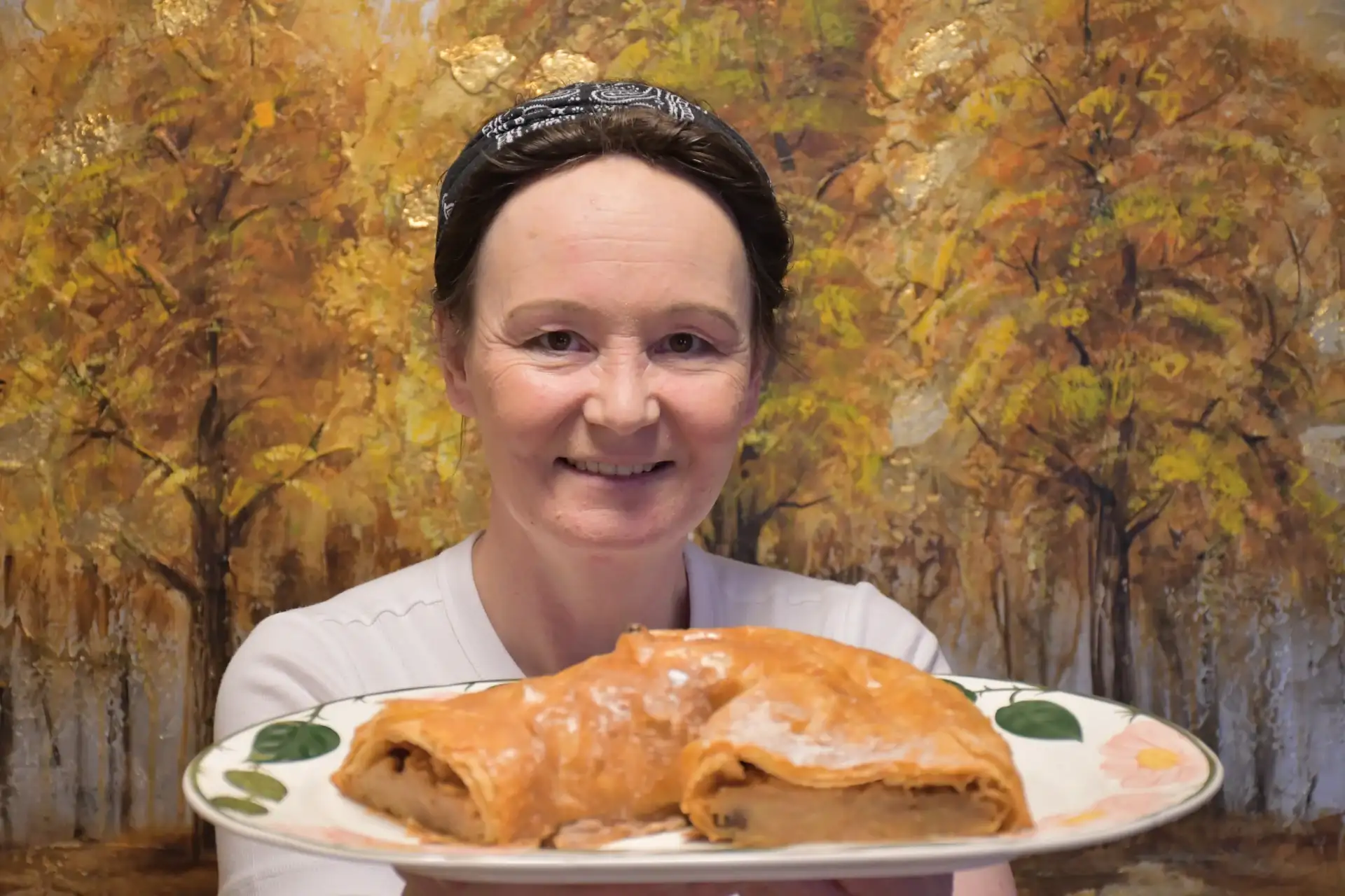 Silvia hält einen Teller mit selbst gemachtem Gebäck