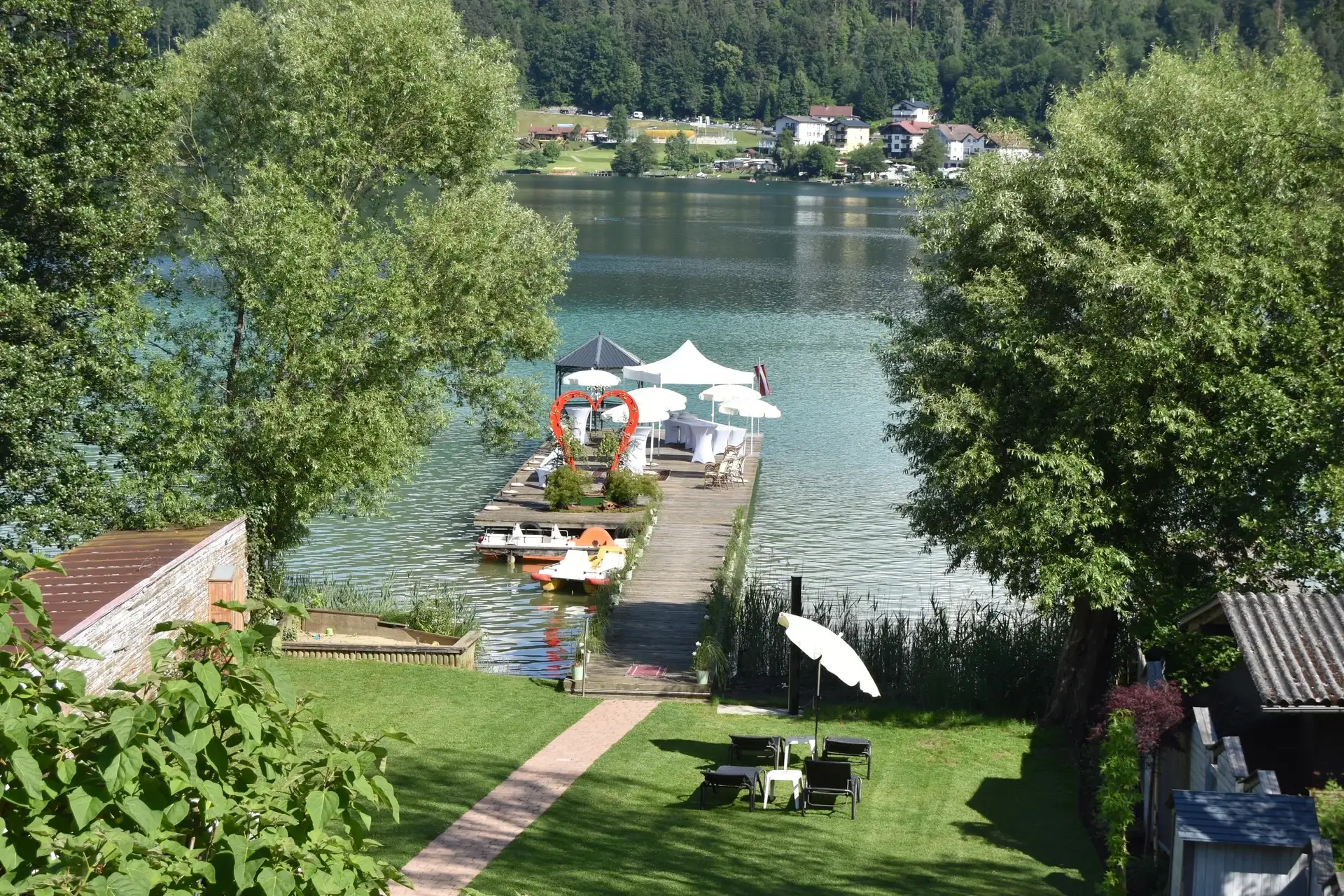 Vista dal pontile in legno verso l’Hotel Silvia con una decorazione a cuore rosso